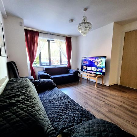 Explore London: 2 Bedroom House In Wood Green Exterior photo