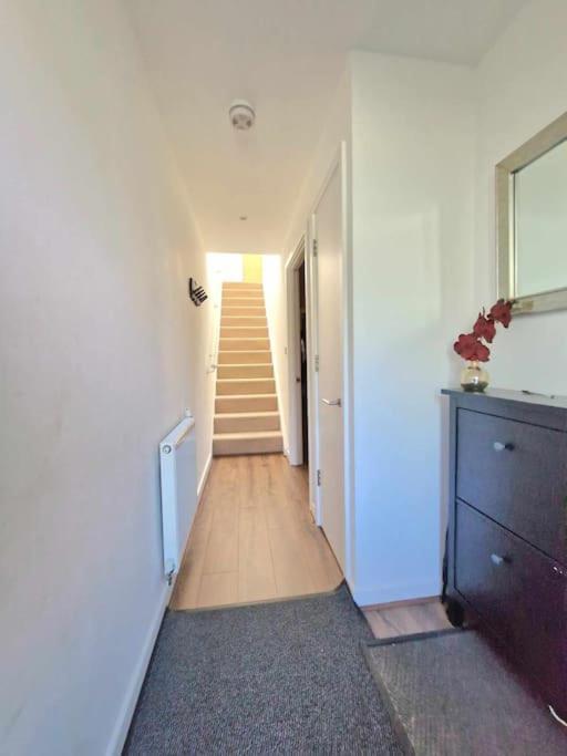 Explore London: 2 Bedroom House In Wood Green Exterior photo