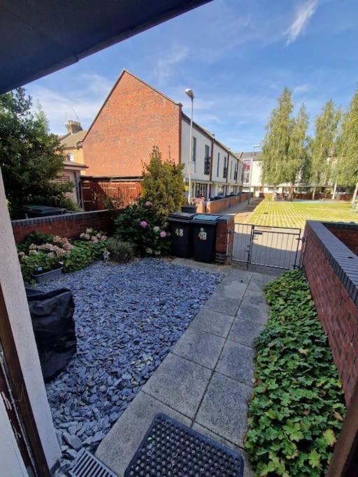 Explore London: 2 Bedroom House In Wood Green Exterior photo