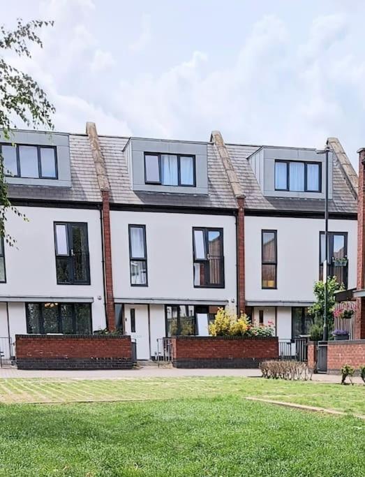 Explore London: 2 Bedroom House In Wood Green Exterior photo