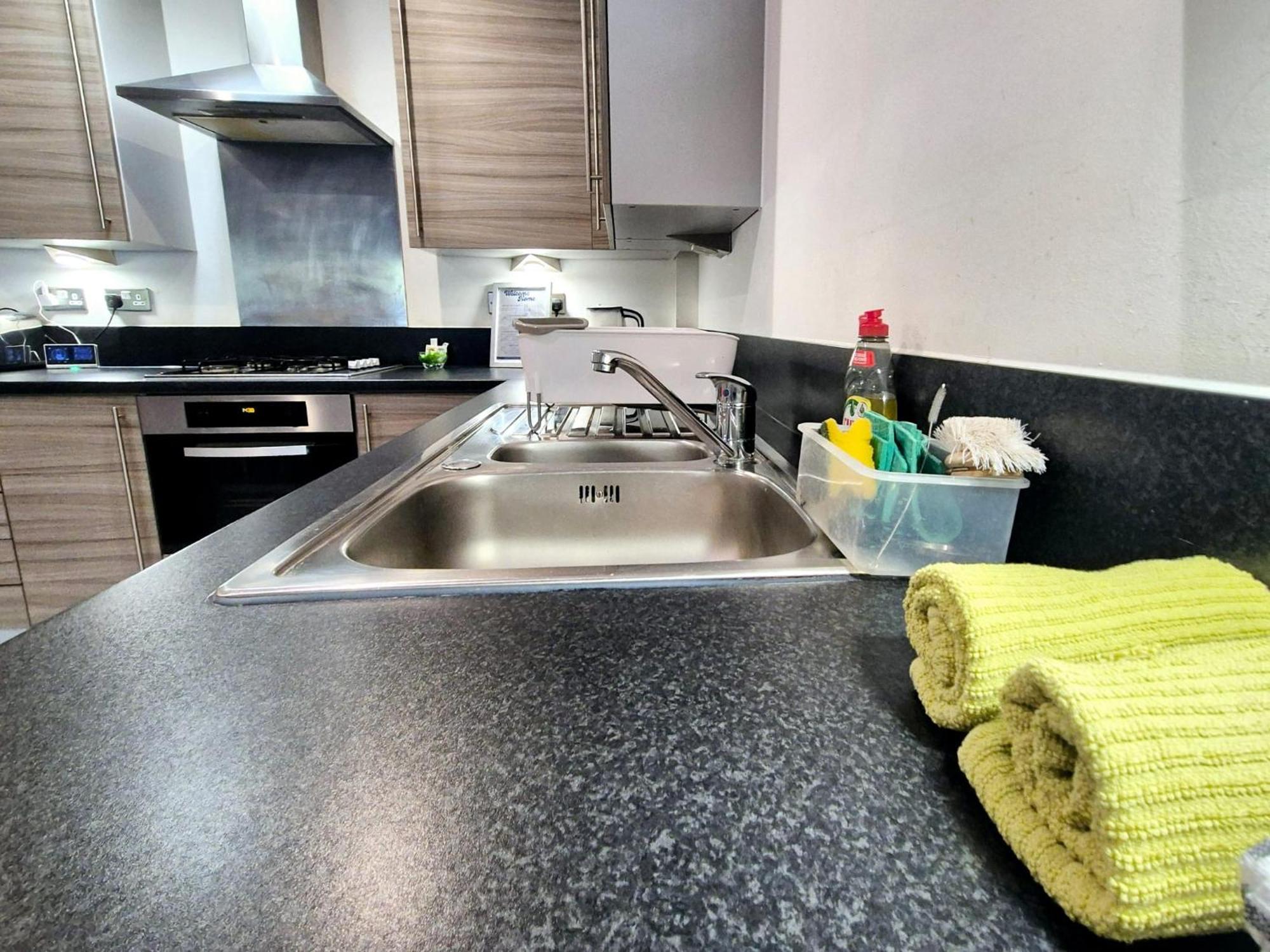 Explore London: 2 Bedroom House In Wood Green Exterior photo