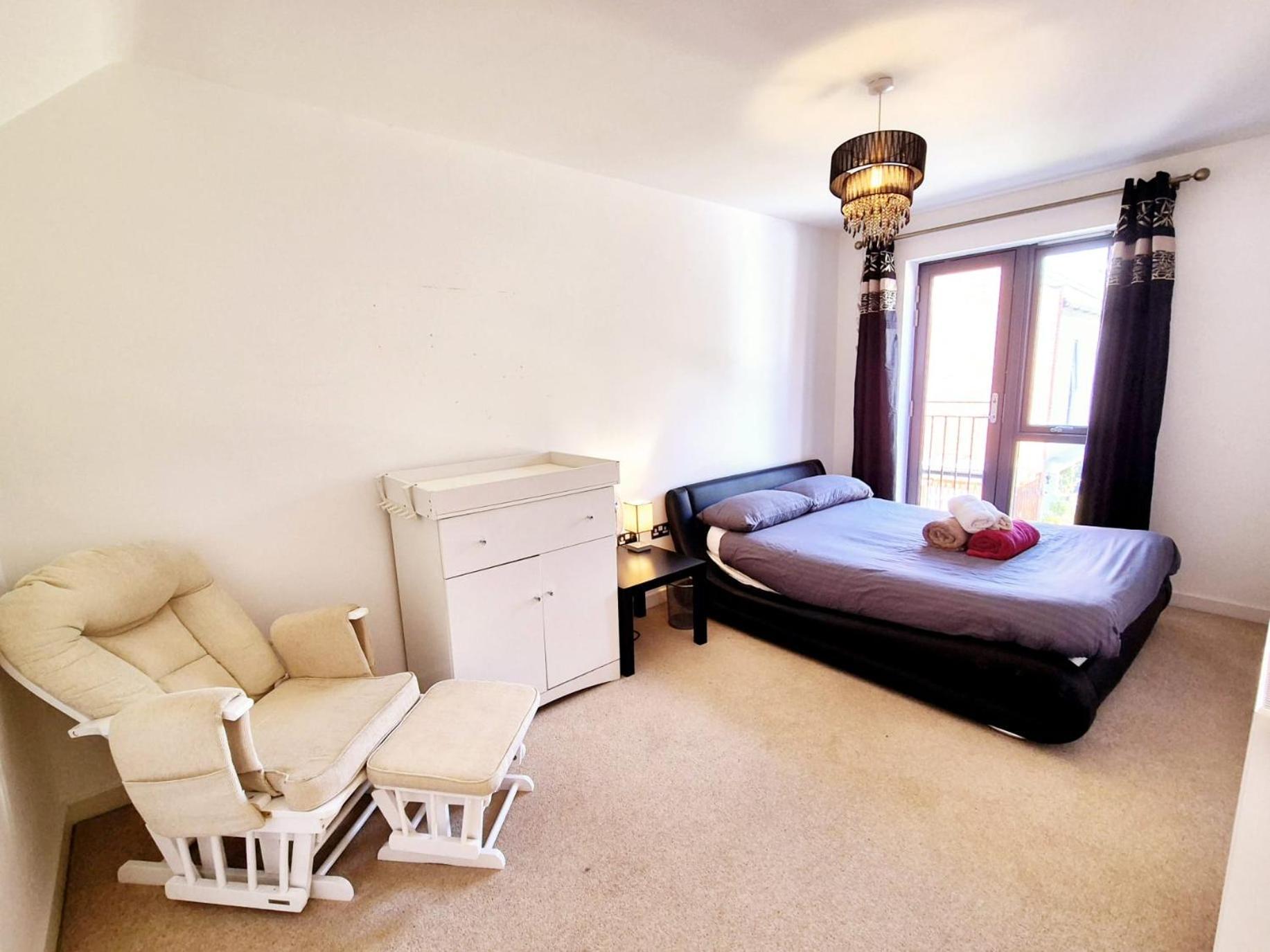 Explore London: 2 Bedroom House In Wood Green Exterior photo