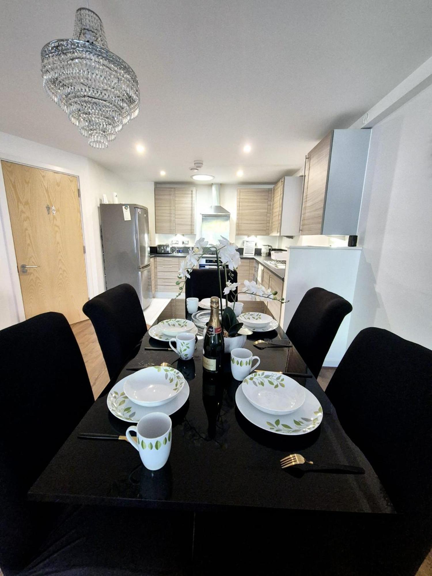 Explore London: 2 Bedroom House In Wood Green Exterior photo
