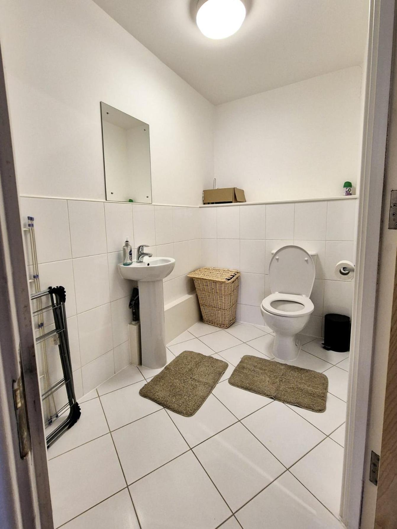 Explore London: 2 Bedroom House In Wood Green Exterior photo