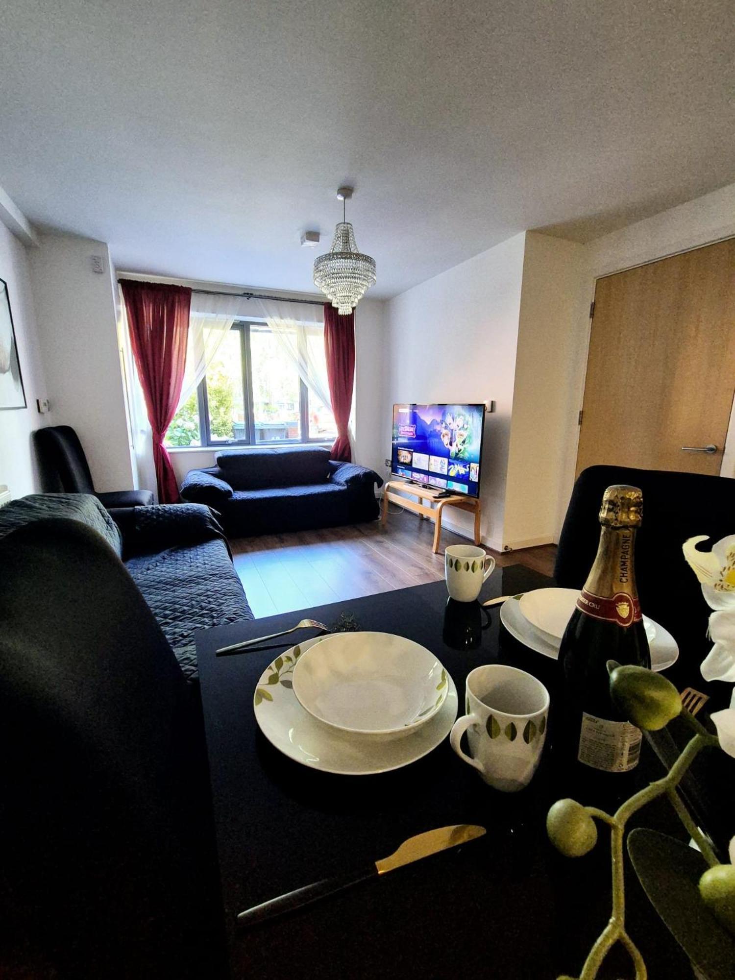 Explore London: 2 Bedroom House In Wood Green Exterior photo