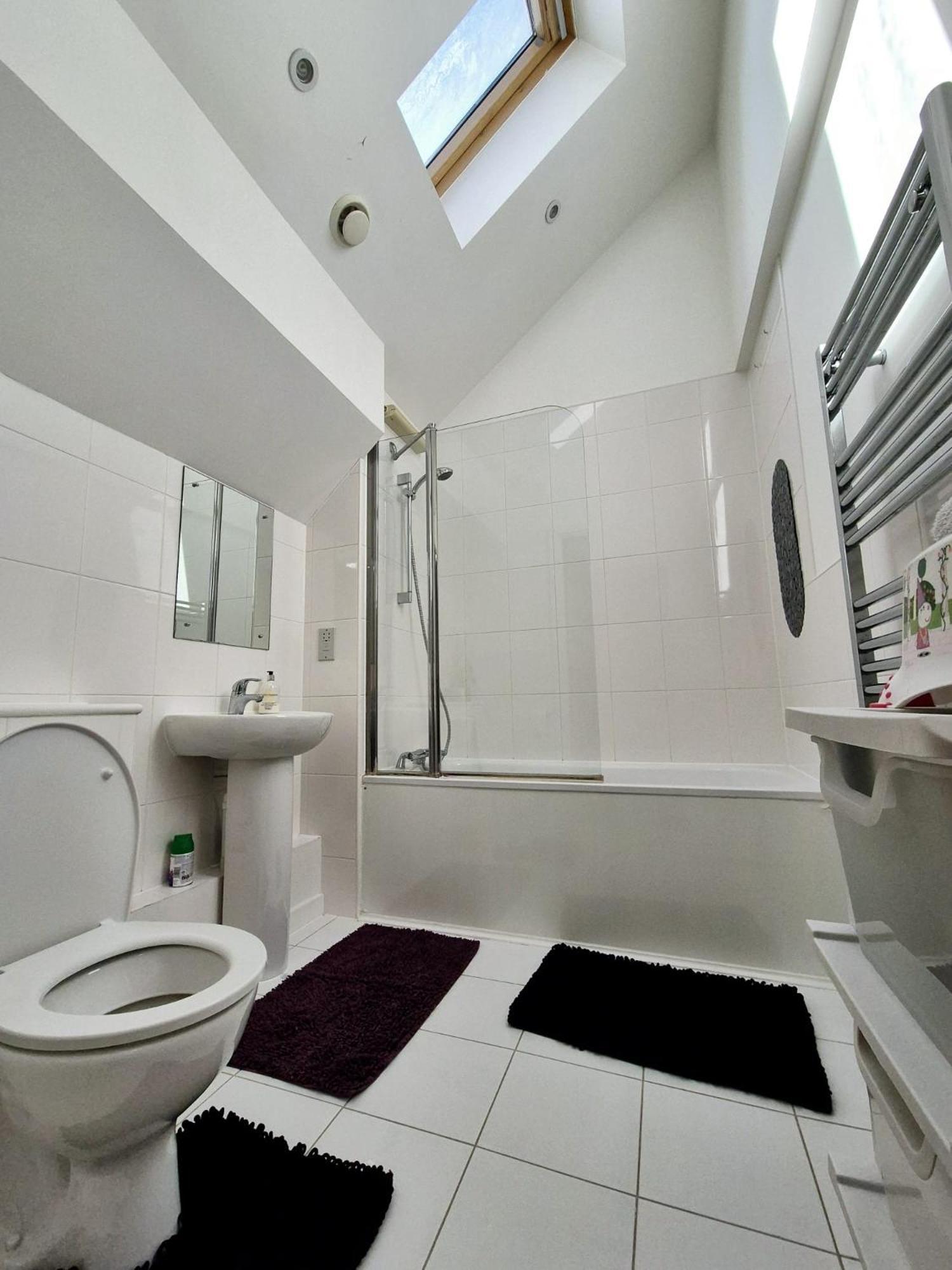 Explore London: 2 Bedroom House In Wood Green Exterior photo
