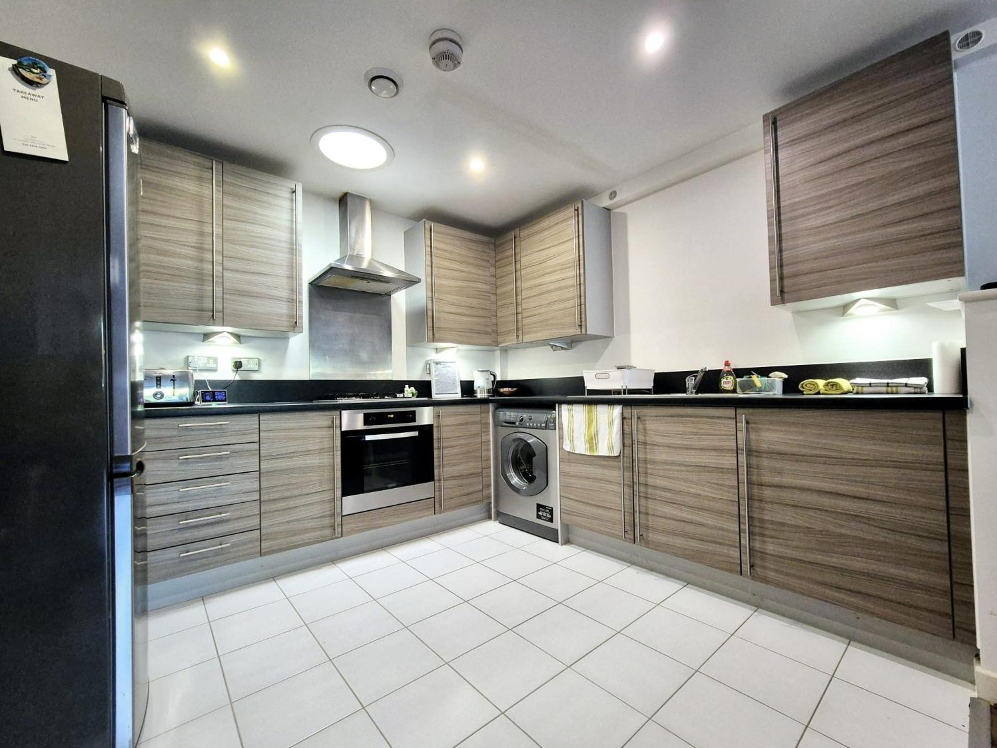 Explore London: 2 Bedroom House In Wood Green Exterior photo