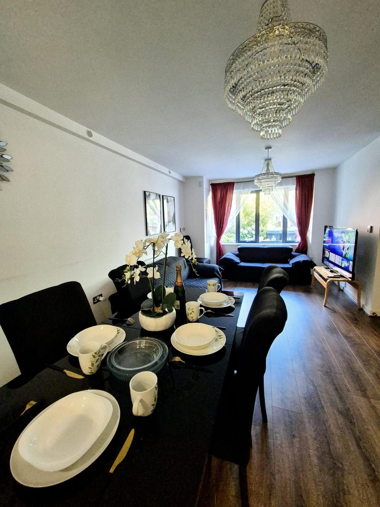 Explore London: 2 Bedroom House In Wood Green Exterior photo